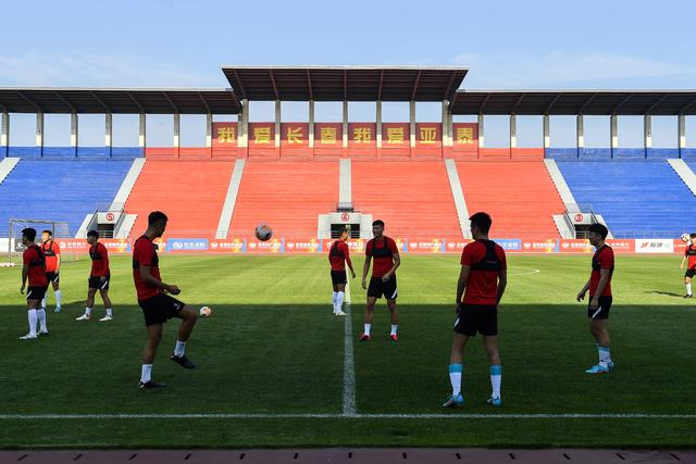 高尔夫天津女子公开赛挥杆 泰国球员纳塔克里塔首轮领跑